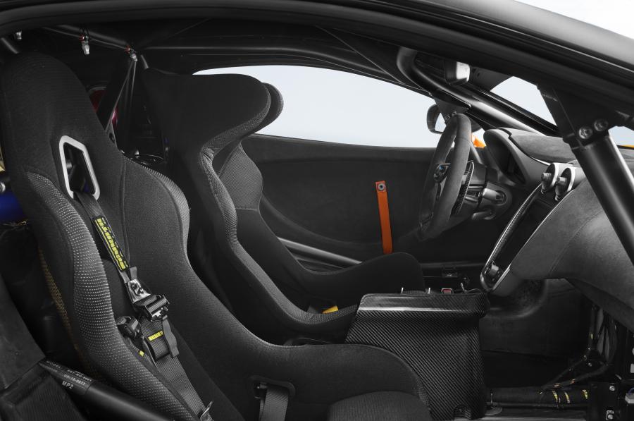 Интерьер McLaren 570S GT4 2016 года  (фото 7 из 16)